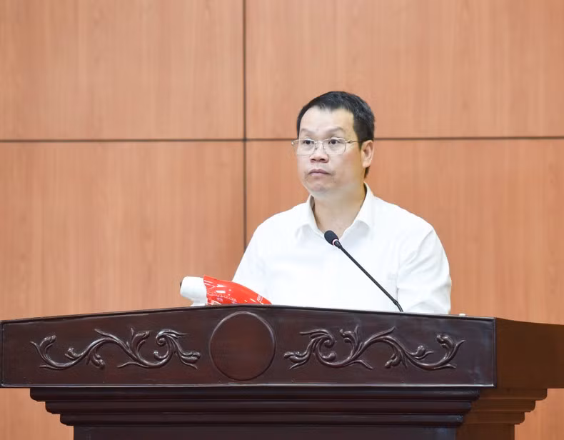 El presidente del Comité Popular de la provincia de Thai Binh, Nguyen Manh Hung, presenta un informe sobre la situación socioeconómica de la localidad.