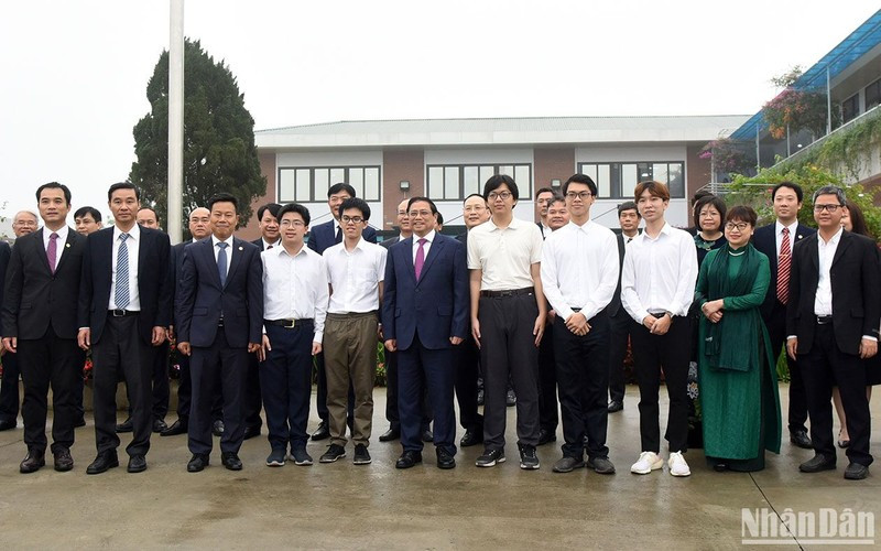 El primer ministro vietnamita, Pham Minh Chinh, y profesores y estudiantes de la Universidad Nacional de Hanói.