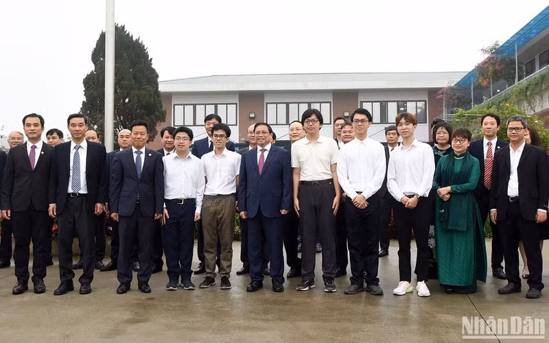 El primer ministro vietnamita, Pham Minh Chinh, y profesores y estudiantes de la Universidad Nacional de Hanói.
