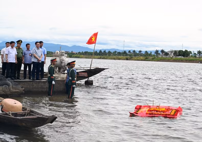 El titular del Parlamento vietnamita realiza una ceremonia de flotar farolillos y guirnaldas de flores en el río Thach Han en memoria de los héroes nacionales.