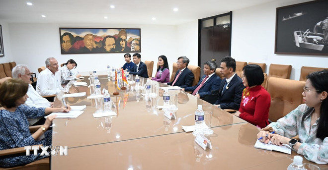 La delegación del Comité del Partido Comunista de Vietnam en la provincia de Dong Nai, se encuentra con Emilio Lozada García, miembro del Comité Central del PCC y jefe de su Departamento de Relaciones Exteriores. (Foto: VNA)