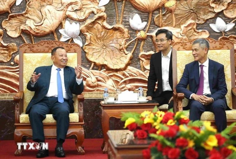 El embajador de Vietnam en Camboya, Nguyen Minh Vu, da la bienvenida a los líderes y miembros de la Junta Permanente del PPC. (Foto: VNA)