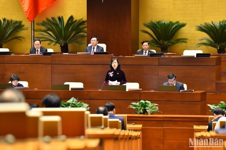 La ministra de Salud, Dao Hong Lan, pronuncia un discurso en el que explica y aclara varias cuestiones planteadas por los diputados en relación con el proyecto de ley.