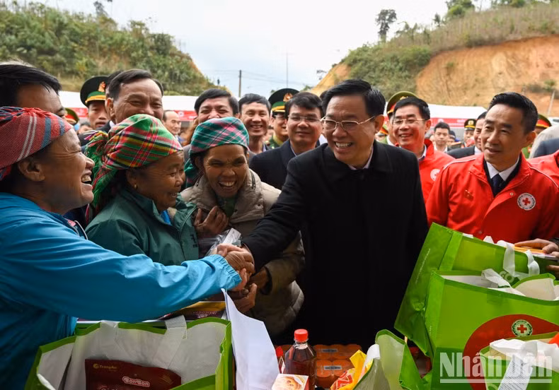 El presidente de la AN, Vuong Dinh Hue, y las minorías étnicas en la comuna de Trinh Tuong