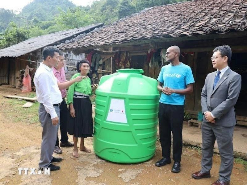 Representantes de UNICEF entregan tanques de agua para residentes de Cao Bang (Foto: VNA)