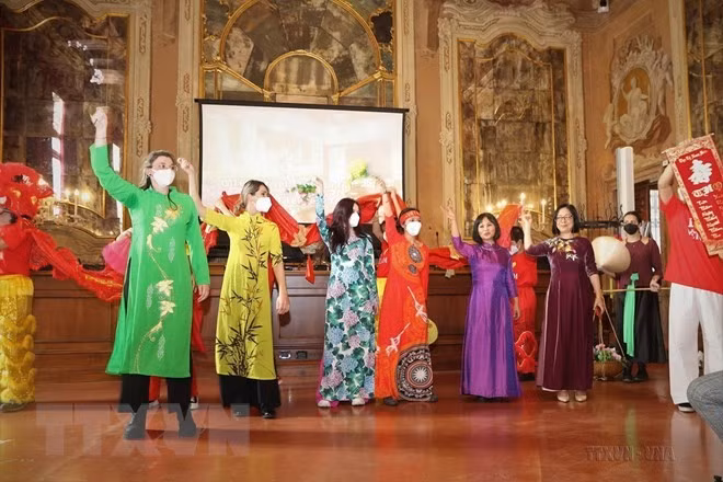 Una actuación artística en el programa "Alma de Vietnam" celebrado en Italia el 25 de febrero de 2022 (Foto: VNA)
