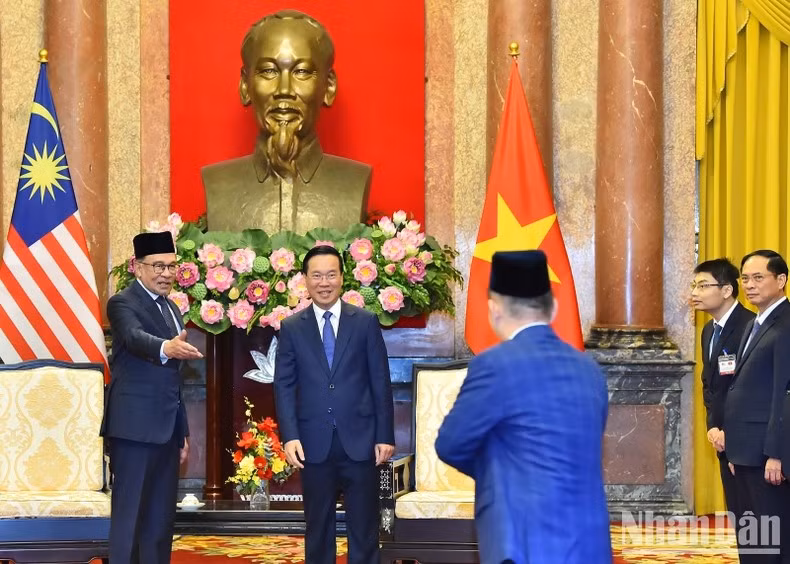 Anwar Ibrahim presenta a los miembros de la delegación malasia.