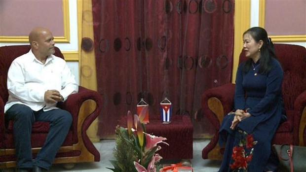 Truong Thi Ngoc Anh, vicepresidenta del Comité Central del FPV se reúne con el coordinador nacional de los CDR, Gerardo Hernández Nordelo. (Foto: VNA)