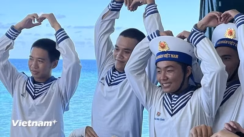 Radiantes sonrisas de los jóvenes soldados.