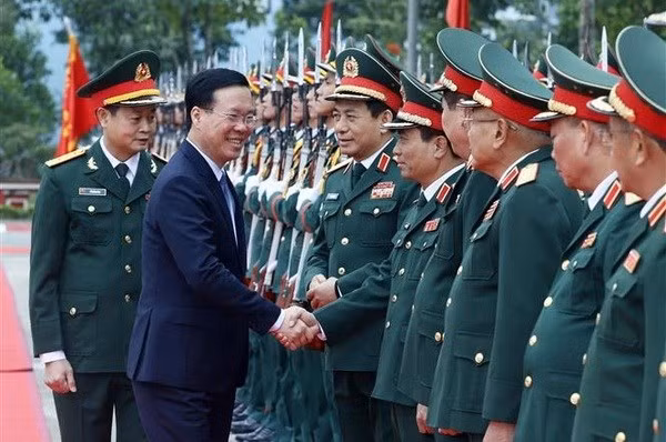 El presidente de Vietnam, Vo Van Thuong, con oficiales de la Brigada K3, del Departamento General de Inteligencia del Ministerio de Defensa. (Foto: VNA)