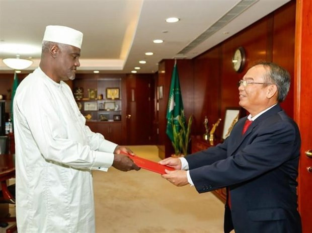 El embajador de Vietnam en Etiopía, Nguyen Nam Tien, presentó recientemente al presidente de la Comisión de la Unión Africana (UA), Moussa Faki Mahamat, la carta credencial (Foto:VNA)