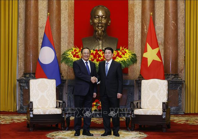 El presidente Luong Cuong (derecha) recibe al primer ministro de Laos, Sonexay Siphandone, en el marco de la Cumbre P4G en Hanói (Foto: VNA)