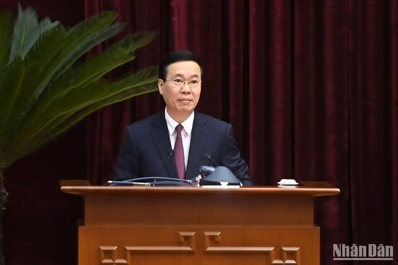 Van Thuong presenta un informe en la conferencia.