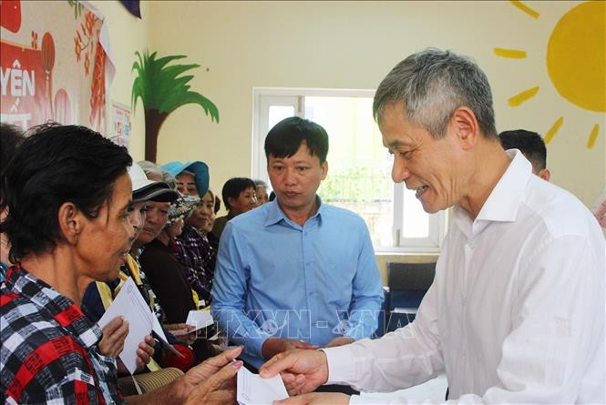 El embajador Nguyen Minh Vu entrega regalos a los vietnamitas desfavorecidos en la provincia de Siem Reap. (Foto: VNA)