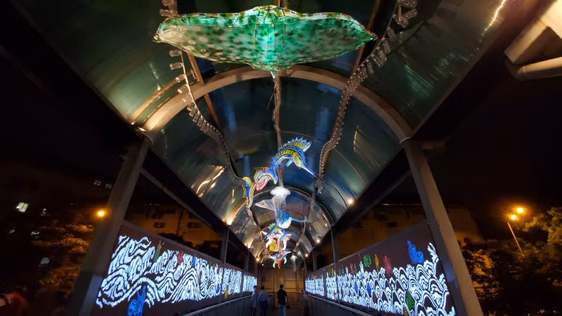 En el puente peatonal Tran Nhat Duat (Foto: Nhan Dan)