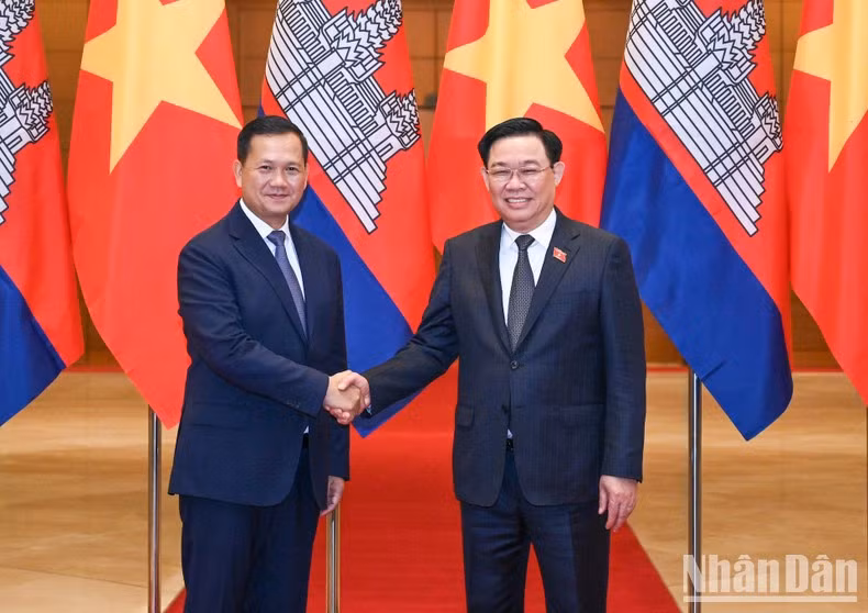 Dinh Hue y el primer ministro camboyano, Samdech Hun Manet. Dinh Hue y el primer ministro camboyano, Samdech Hun Manet.