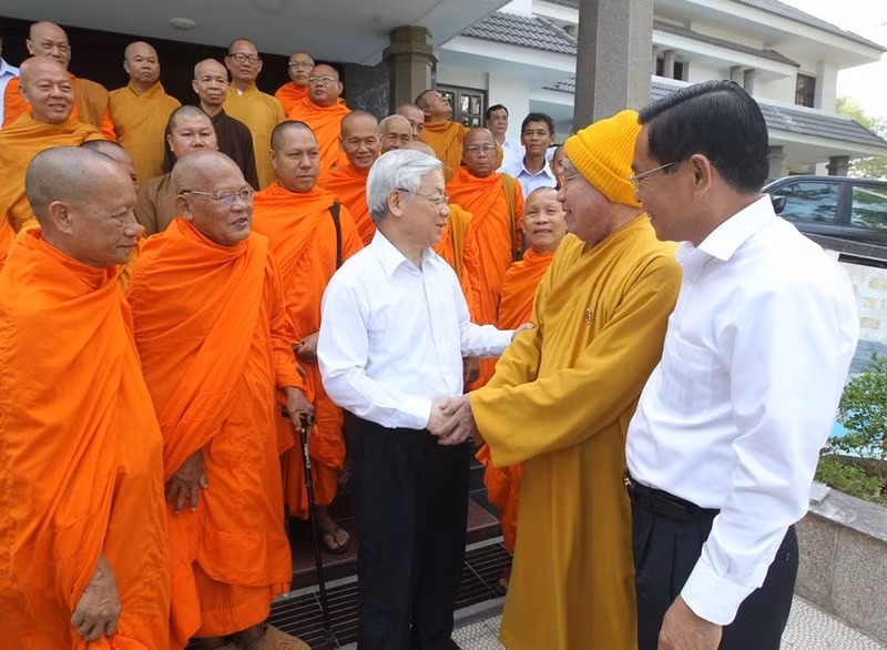 El secretario general Nguyen Phu Trong se reúne con los monjes de la filial de la Sangha Budista de Vietnam en la provincia de Soc Trang, el 9 de marzo de 2015. El secretario general Nguyen Phu Trong se reúne con los monjes de la filial de la Sangha Budista de Vietnam en la provincia de Soc Trang, el 9 de marzo de 2015.