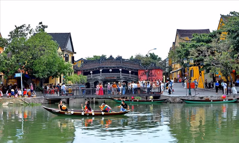 Turistas experimentan paseos en barco por el río Hoai.