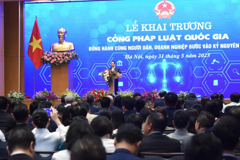 El primer ministro Pham Minh Chinh habla en la ceremonia de inauguración del Portal Nacional de Derecho (Foto: Nhan Dan)