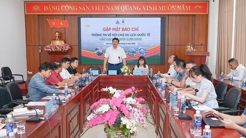 El Servicio de Cultura, Deportes y Turismo de la provincia de Lao Cai informa a la prensa sobre el evento.