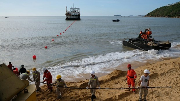Un cable de fibra óptica submarino en la costa en Quy Nhon (Fotografía: VNA)