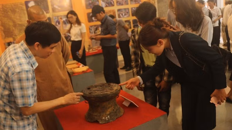 Los ciudadanos locales visitan la exhibición.