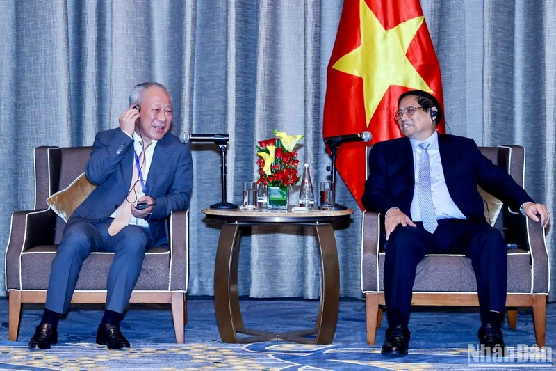 Minh Chinh, y Yan Jiehe, fundador del Grupo de construcción Pacífico. (Foto: Nhan Dan)