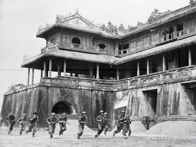 El ejército de liberación entra por la puerta de Ngo Mon (Hue), en la mañana del 26 de marzo de 1975.