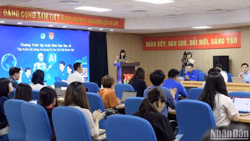 Un gran número de jóvenes participa en el programa en la sede de la Unión de Jóvenes Comunistas Ho Chi Minh de Hanói.