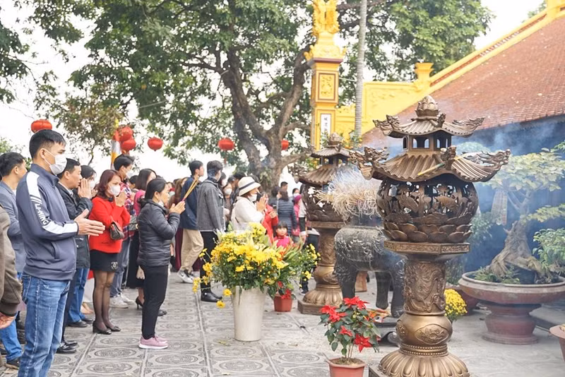 Un gran número de personas acude al templo el primer día del Año Nuevo Lunar en la Pagoda Tran Quoc (Hanói). Un gran número de personas acude al templo el primer día del Año Nuevo Lunar en la Pagoda Tran Quoc (Hanói).