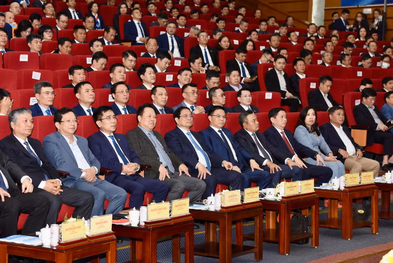 Minh Chinh y los participantes en el evento.