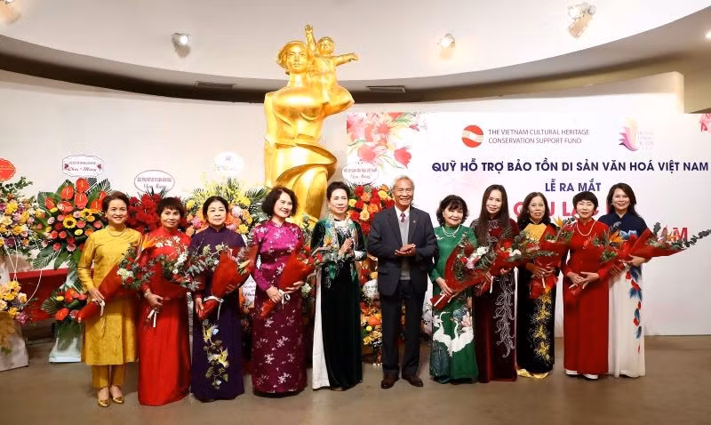 La Junta Directiva del Club de Patrimonio de Ao Dai de Vietnam 