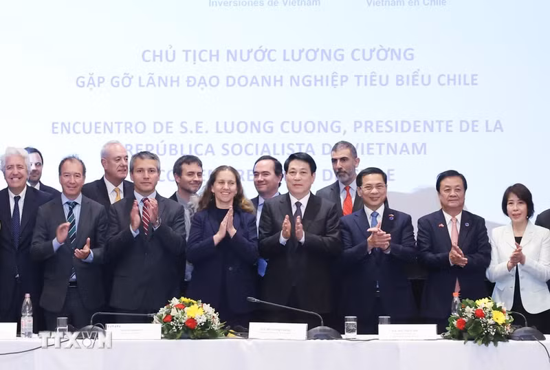 El presidente vietnamita, Luong Cuong, y los líderes de principales empresas chilenas.