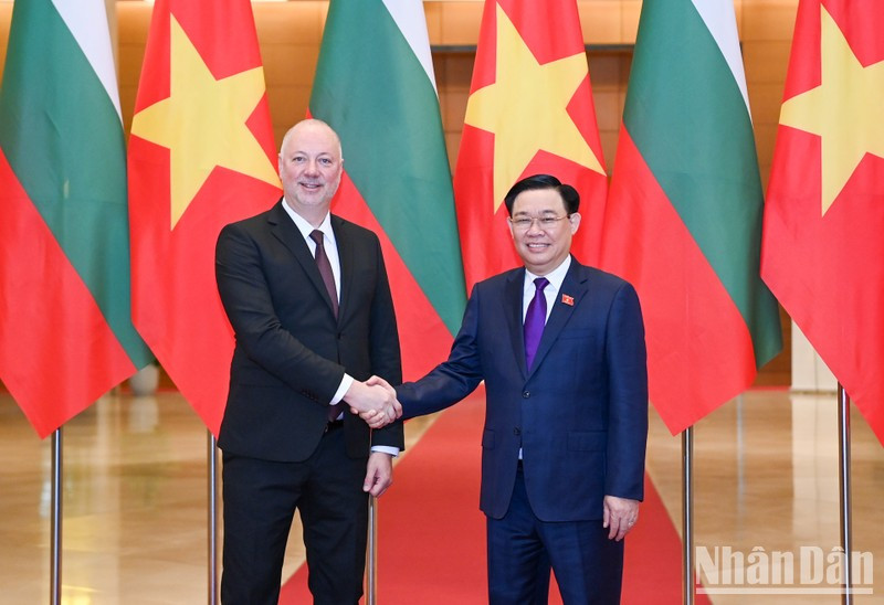 El presidente de la AN vietnamita, Vuong Dinh Hue, y su par de Bulgaria, Rossen Dimitrov Jeliazkov, en la ceremonia de bienvenida.