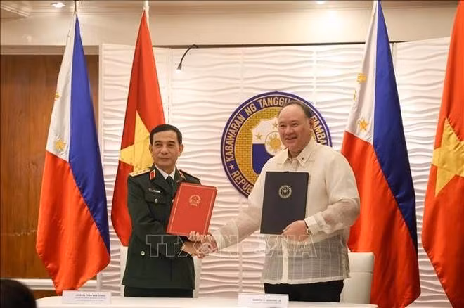 El ministro de Defensa Nacional, general Phan Van Giang, y su homólogo filipino, Gilberto Teodoro. (Foto: VNA)