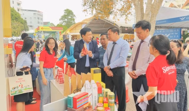 Los delegados visitan un stand que exhibe las máquinas y equipos para preparar café en la feria (Foto: qdnd.vn)