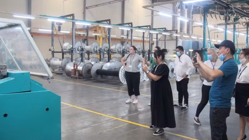 La delegación australiana visita la fábrica de hilados de la sociedad anónima Vinatex Phu Hung.