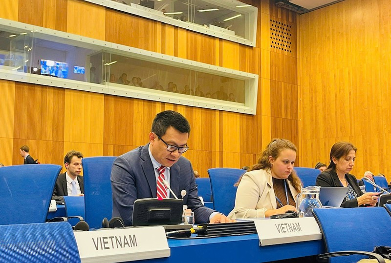 El embajador Vu Le Thai Hoang, representante permanente de Vietnam ante la ONU y organizaciones internacionales en Viena, Austria, habla en el evento. (Foto: VNA)
