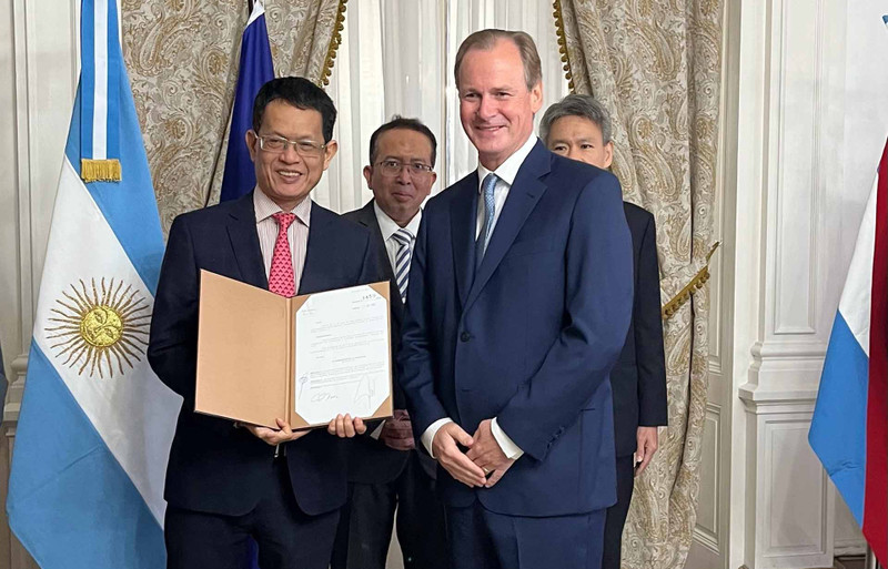 El embajador de Vietnam en Argentina, Duong Quoc Thanh, y otros de sus colegas del sudeste asiático visita a Paraná, capital de la provincia de Entre Ríos (Foto: baoquocte.vn)