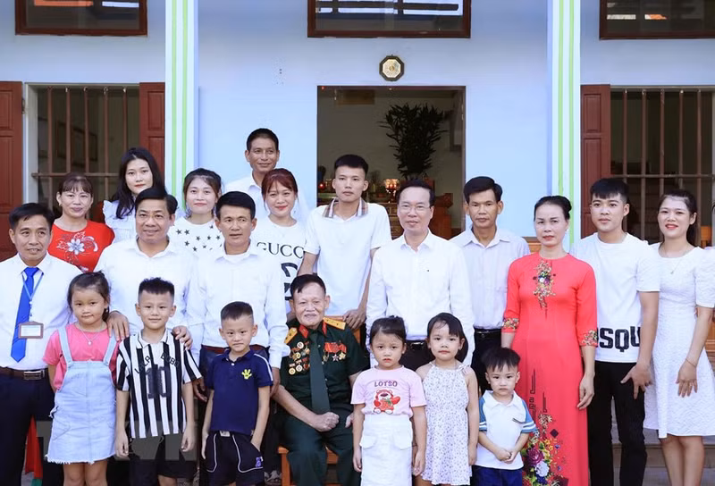 Van Thuong y la familia del inválido de guerra Nguyen Van Thong.