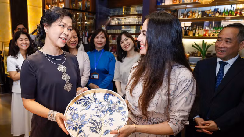 La esposa del Secretario General del Partido Comunista de Vietnam, Ngo Phuong Ly, y la vicepresidenta de la Fundación Heydar Aliyev, Leyla Aliyeva (Foto: Nhan Dan)