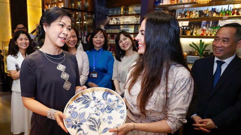 La esposa del Secretario General del Partido Comunista de Vietnam, Ngo Phuong Ly, y la vicepresidenta de la Fundación Heydar Aliyev, Leyla Aliyeva (Foto: Nhan Dan)