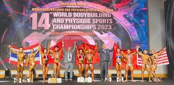 Tran Hoang Duy Thuan y Nguyen Thi Kim Thoa en la categoría de parejas mixtas ganan medalla de oro en el XIV Campeonato Mundial de Culturismo, celebrado en Wonju, Corea del Sur (Foto: Laodong)
