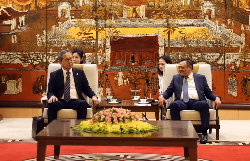 El presidente del Comité Popular de Hanói, Tran Sy Thanh (derecha), y el embajador de Japón en Vietnam, Takio Yamada (Fotografía: kinhtedothi.vn)