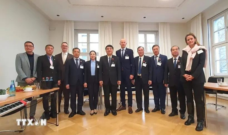 La delegación vietnamita se reúne con el ministro de Cultura, Educación y Oportunidades de Estado de Hesse, Armin Schwarz. (Foto: VNA)
