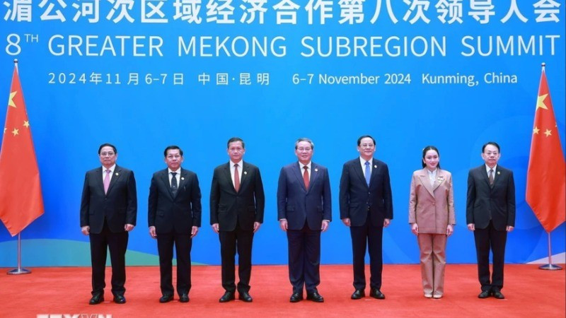 El premier chino, Li Qiang, recibe a su homólogo vietnamita, Pham Minh Chinh, y los jefes de delegación participantes en el evento. (Foto: VNA)