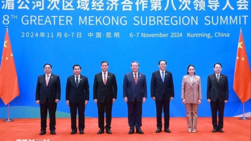 El premier chino, Li Qiang, recibe a su homólogo vietnamita, Pham Minh Chinh, y los jefes de delegación participantes en el evento. (Foto: VNA)