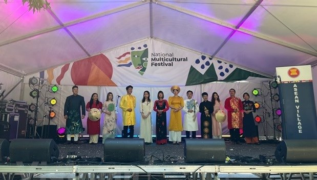 Túnica vietnamita (Ao Dai) protagoniza desfile en Canberra, Australia (Fotografía: VNA)