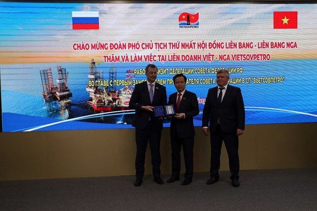 El primer vicepresidente del Consejo de la Federación de la Asamblea Federal de Rusia (cámara alta), Andrey Yatskin entrega un recuerdo a Vietsovpetro. (Fuente: VNA)