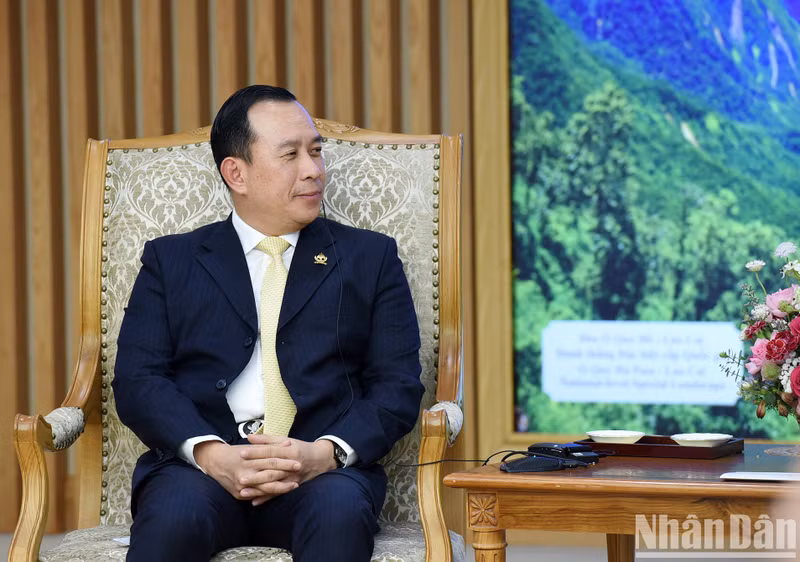 El ministro de Inspección de Camboya, Hout Hak, interviene en el acto.